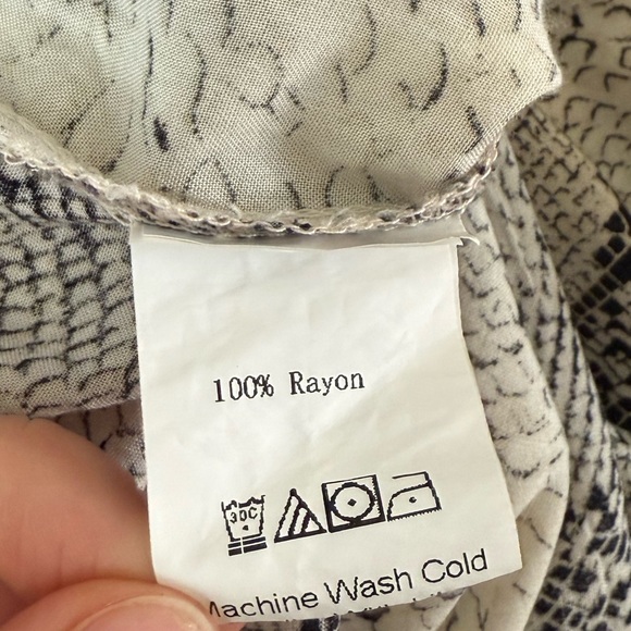 Snake print cream black long sleeve lightweight button up blouse ruffled collar - Picture 4 of 4